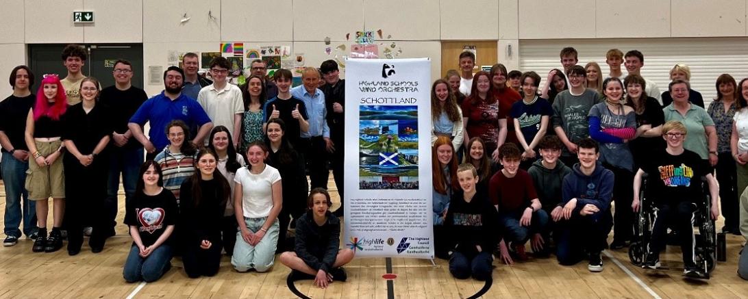 Das Highland Schools Wind Orchestra musiziert am Freitag, 27. Juni 2025, im Rahmen der Veranstaltungsreihe „Musik am Marktplatz“ in Nördlingen.