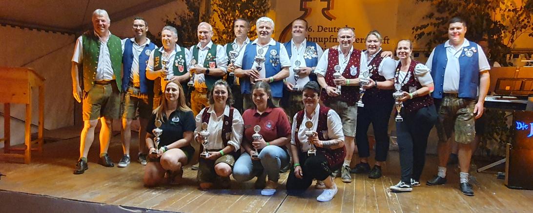 Die Titelträger der 56. Deutschen Schnupfmeisterschaft.