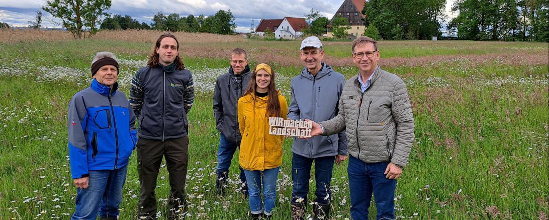 Projektleiter Andreas Schmutterer (2. v.l.) präsentierte die Vielfalt der Pflanzenwelt und die Wirkung der durchgeführten Maßnahmen. Unter den Teilnehmern waren auch Landrat Stefan Rössle (1. v.r.) und LPV-Geschäftsführer Günter Riegel (2. v.r.)