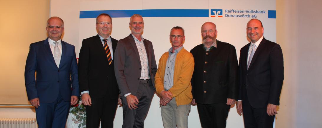Vorstandssprecher Michael Kruck (links) und Vorstand Alexander Lehmann (rechts) mit den wiedergewählten bzw. neuen Aufsichtsratsmitgliedern: Prof. Dr. Bernd Hafenrichter, Thomas Kopp, Günter Kling und Thomas Schröttle (v.l.).