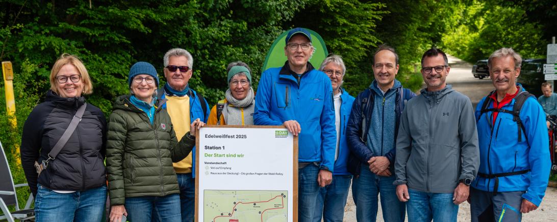 Auftakt zum Sommerfest mit u.a. Stadträtin Bärbel Stahl (ganz links), 1. Vorsitzenden der Sektion Dr. Bernd Prause (Mitte) und Oberbürgermeister Jürgen Sorré (2. v. r.). 