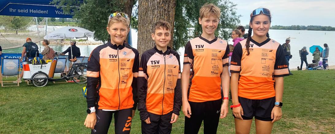 Das Bild zeigt von links: Quinn Ellrich, Levin Gentner, Joel Westphal und Melek Erdogan nach ihren Wettkämpfen zusammen am Kronthaler Weiher.