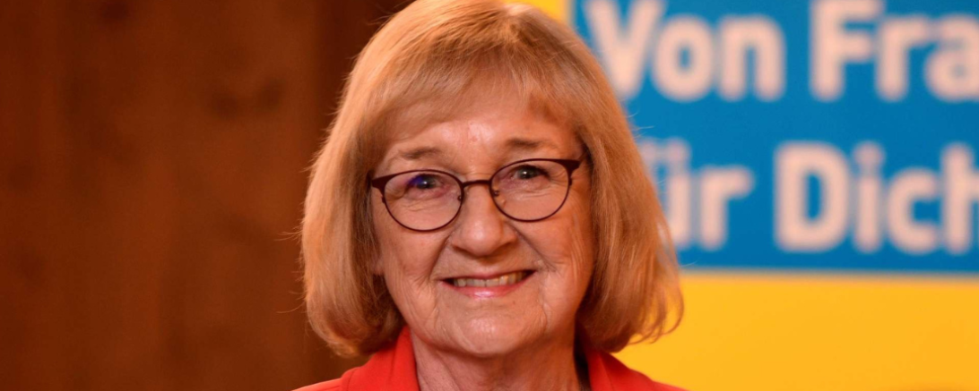 Benannt ist der Preis nach der Ehrenvorsitzenden der FDP Schwaben und ersten Generalsekretärin der FDP Bayern, Frau Gisela Bock.