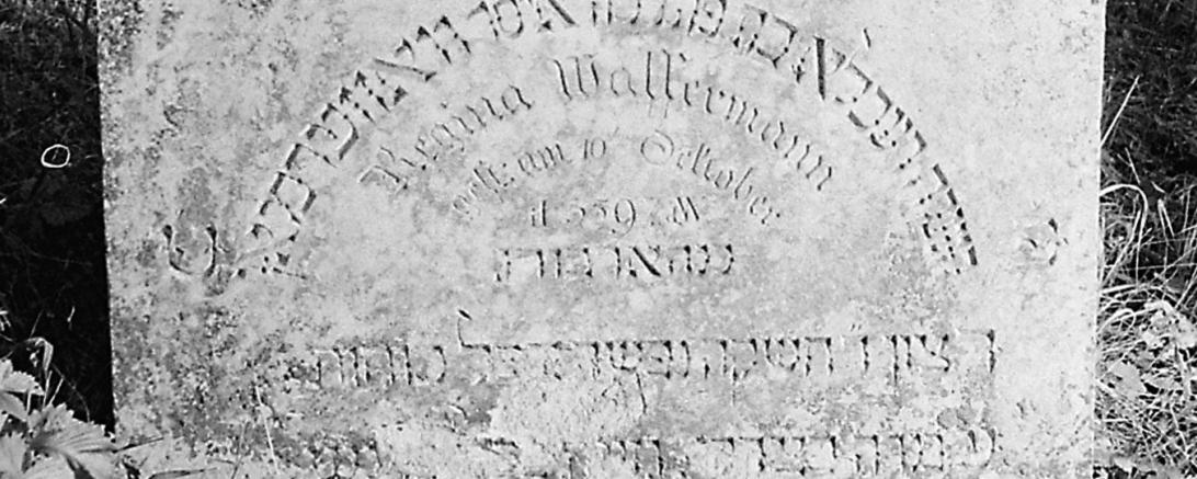 Der außergewöhnlichste Grabstein in Harburg: die Darstellung einer Frauenfigur auf dem Grabmal für Regina Wassermann (1818-1836)