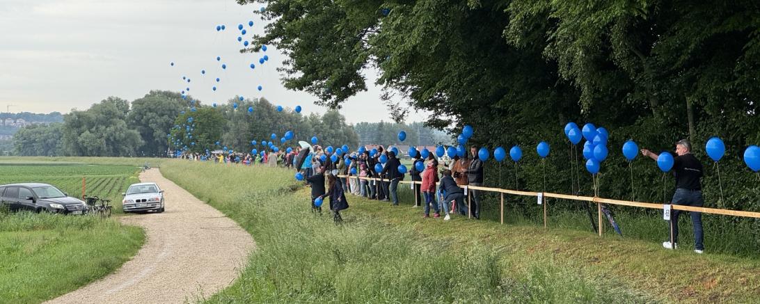 Mit Luftballons erinnern die Betroffenen an die Katastrophe des letzten Sommers.