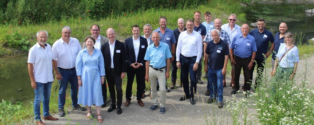 Zur Einweihung der Fischaufstiegsanlage in Oberpeiching war unter anderem auch die stellvertretende Landrätin Claudia Marb (3.v.l.) anwesend.