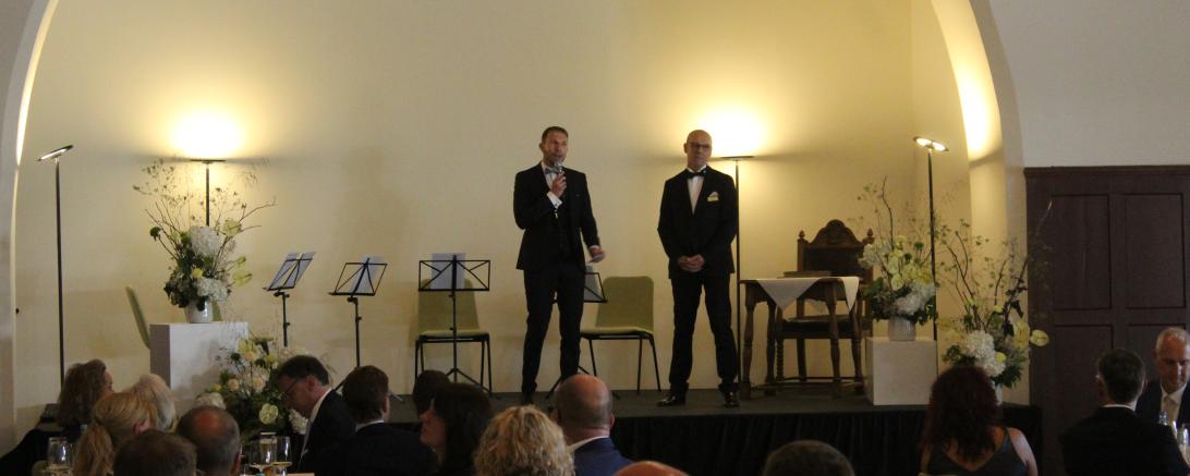 Oettingens Erster Bürgermeister Thomas Heydecker (l.) und Krone-Direktor Markus Wölflik begrüßen die Gäste.