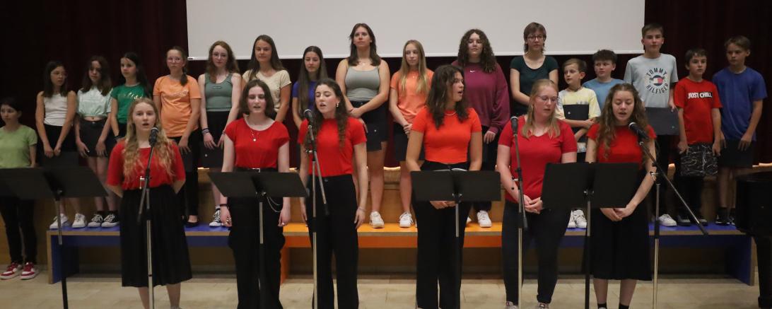 Wie schon im vergangenen Jahr werden Chor und Oberstufenchor im Wechsel ihr Repertoire dem Publikum vortragen.