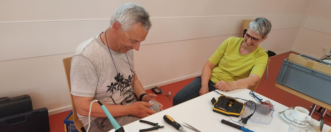 Im Reparatur Café Donauwörth werden Geräte aller Art vor dem Müll bewahrt.