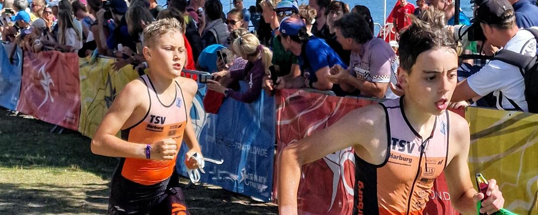 Quinn Ellrich und Levin Gentner (v.l.) beim Schwimmausstieg.