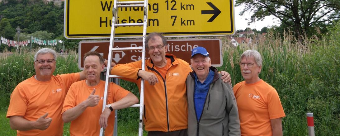 Das erste Schild hängt: Jürgen Nitz (Mitte) mit Peter Bernatz (2.v.r) sowie Reinhold Sauer (l.), Steffen Reddel und Peter Hanisch vom ADFC Donau-Ries bei der Beschilderung der Jakobus Ries Radrunde