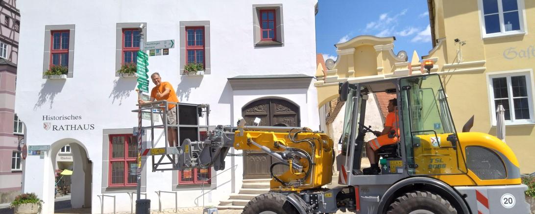 In Wemding ging es für Jürgen Nitz mit dem Hubwagen in luftige Höhen.