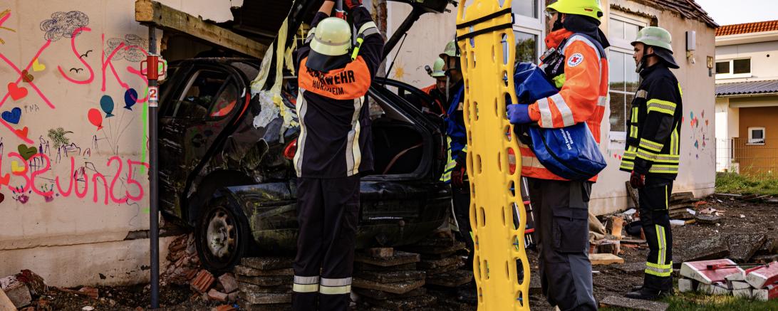 Die Einsatzkräfte bereiten die Rettung der Personen vor.