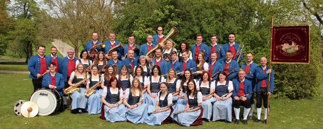 Der Musikverein Buchdorf tritt auf dem Marktplatz in Wemding auf.