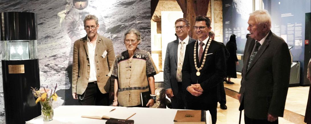 V. l. n. r.: Prof. Dr. Stefan Hözl (RiesKraterMuseum), Ihre Königliche Hoheit Prinzessin Maha Chakri Sirindhorn, Landrat Stefan Rößle (erster Vorsitzender Geopark Ries e. V.), OB David Wittner, Prof. em. Dr. Jürgen Hohnholz.