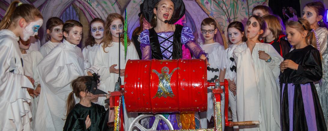 Die Krachmaschine faszinierte nicht nur die Gespenster – der Kinderchor der Musikschule beim Grusical