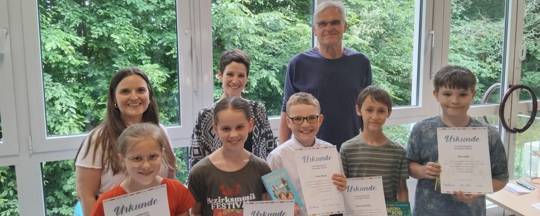 Stolze Gesichter beim Vorlesewettbewerb: Aaron-Noel Reis, Antonia Reichherzer, Louise Reimlinger und Max Holik freuen sich über den 2. Platz, Frido Meyer landete auf dem 1. Plazt. Die Jury (v.l. Mara Kutzner, Kathrin Häffner und Ralf Lehmann) überreichte die Urkunden. 