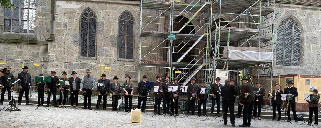 Die Jagdhornbläser Nördlingen musizieren gemeinsam mit den Jagdhornbläsern Ellwangen am Samstag, 14. Juni 2025, im Rahmen der Veranstaltungsreihe „Musik am Marktplatz“ in Nördlingen.