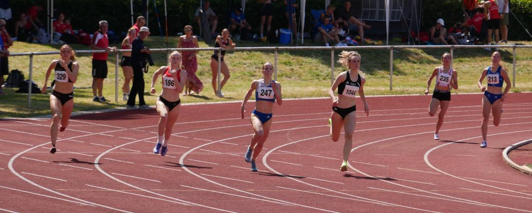 Das Bild zeigt den 400 Meter Lauf mit Katharina Rupp, eingangs der Zielgeraden. 