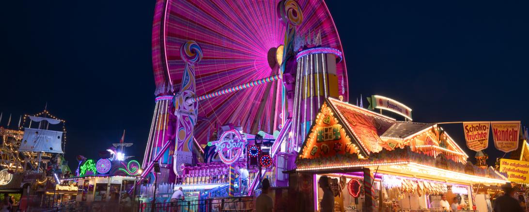 Das Bild zeigt das Tiesenrad auf der Nördlinger Mess‘ bei Nacht.