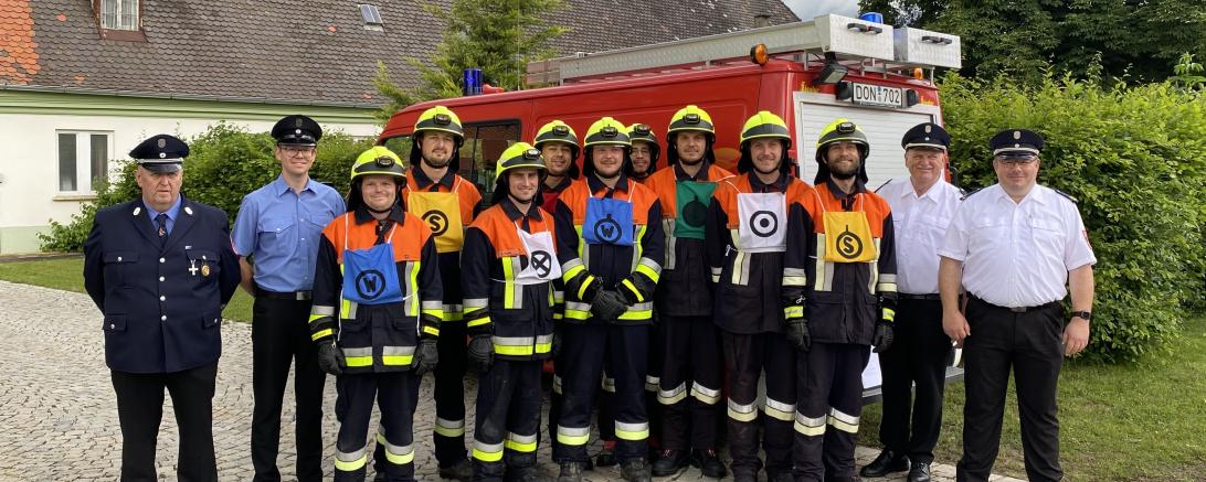 Bild zeigt die Teilnehmer an der Leistungsprüfung sowie die Führungskräfte der Feuerwehr.