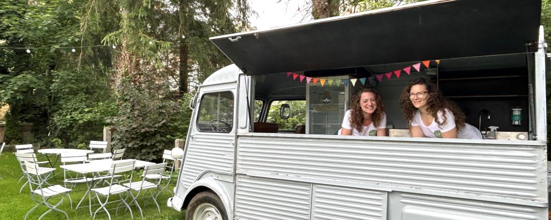 Sonja Friedrich (li.) und Kathrin Gleißner in ihrem Foodtruck. 