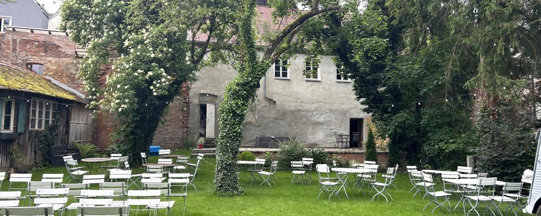 Biergartenidylle in der Promenade.