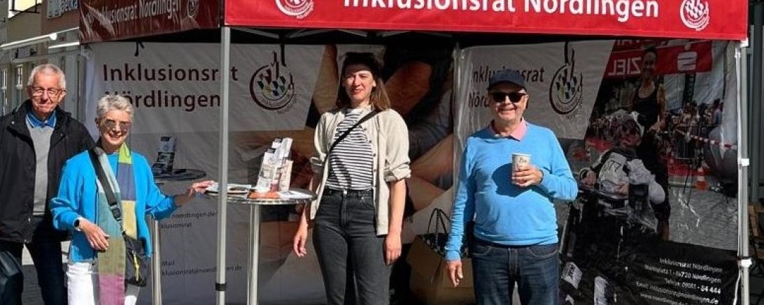 Mit einem Infostand auf dem Wochenmarkt informierte der Inklusionsrat Nördlingen über seine Arbeit für mehr Barrierefreiheit in der Stadt.