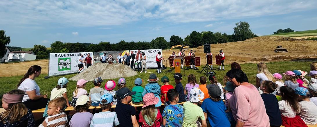 Gemeinsam mit den Kindern wurde am Montagvormittag der Spatenstich für die Erweiterung des Kindergartens in Marxheim gefeiert. 