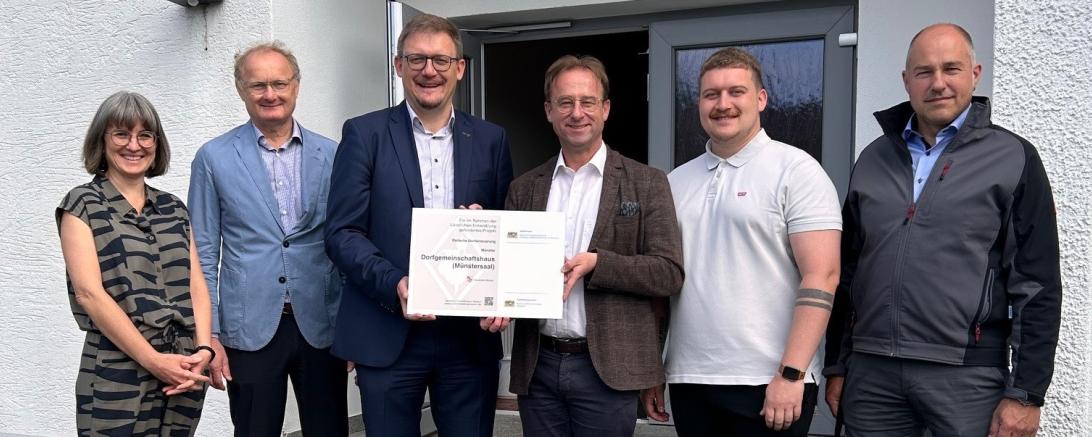Das Foto zeigt vor dem Gebäude (von links) die Architekten Gabriele Wenger und Rainer Wilhelm, Bürgermeister Jürgen Raab, MdL Wolfgang Fackler sowie Lukas Raab und Christian Schlicker von der VG Rain. 