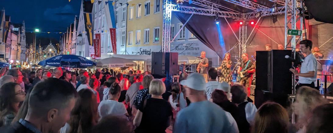 Abendliche Partystimmung beim Reichsstraßenfest in Donauwörth.