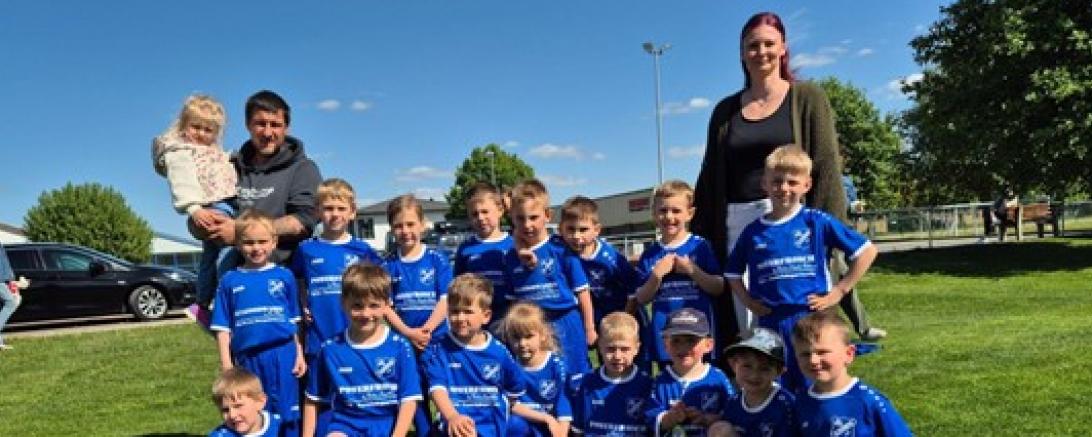 Sven Rothbauer und Nadine Kröpelin-Rothbauer mit der Mannschaft. 