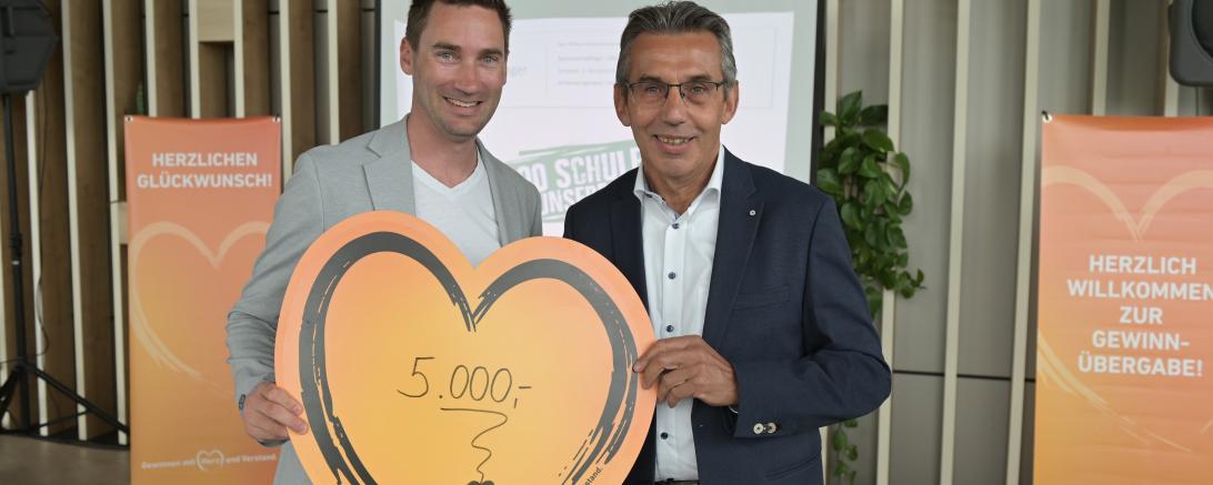 Bei der symbolischen Übergabe des Spendenbetrags in München: Markus Eichenseer, Geschäftsführender Vorstand des Gewinnsparvereins (links) und Erwin Taglieber, zweiter Vorsitzender des Vereins „1.000 Schulen für die Welt.“