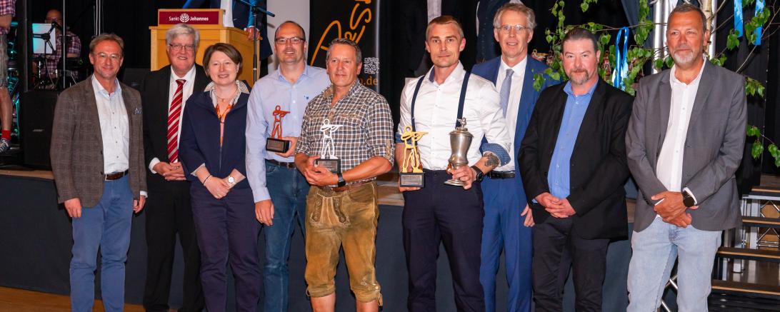 Auf dem Bild zu sehen (von links): Wolfgang Fackler (MdL), Peter Holzner (Abteilungsleiter Justizvollzug beim StMJ), Claudia Marb (stellv. Landrätin Donau Ries), die drei Erstplatzierten in der Disziplin Gewehr männlich, Dr. Winfried Brechmann (Amtschef des Bayer. Staatsministeriums der Justiz), Marc Döschl (Anstaltsleiter JVA Niederschönenfeld), Stefan Roßkopf (Bürgermeister Niederschönenfeld).
