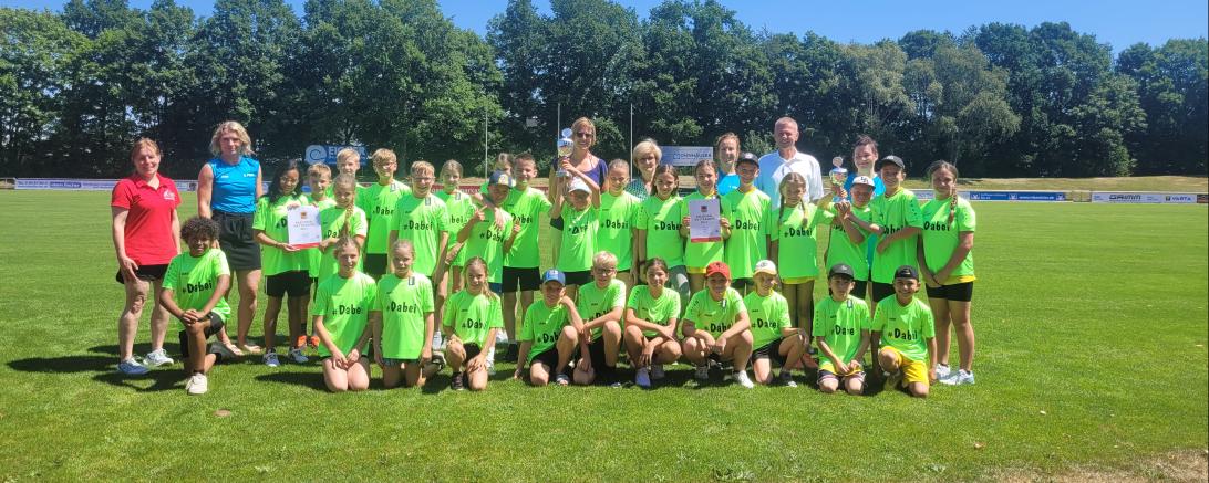 Hier sieht man die Sieger-Teams sowie die stellv. Landrätin U. Kneißl-Eder, K. Stempfle (Stadt Nördlingen), K. Schiele (Organisation, Sportfachberatung), M. Hammel (Sportfachberatung), S. Poisel (Sportfachberatung).