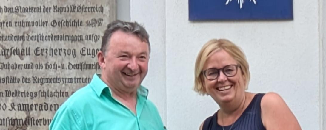 Albert Riedelshiemer und Bärbel Stahl vor einem Schild mit der Aufschrift "Polizei". 