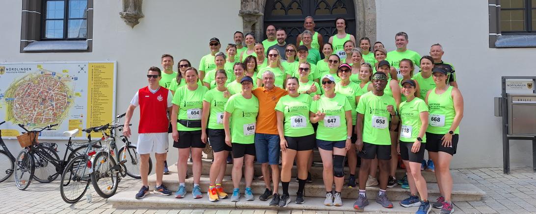 Der Lauftreff kurz vor dem Start mit einigen Betreuern und Oberbürgermeister David Wittner.