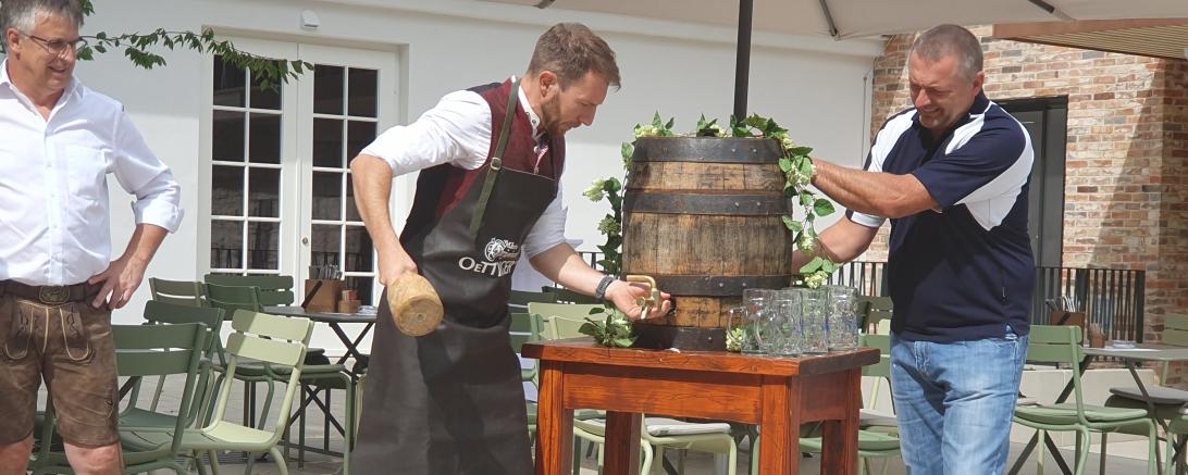 Mit einem Schlag zapft Thomas Heydecker das erste Fass Jakobi-Kirchweih-Festbier an.