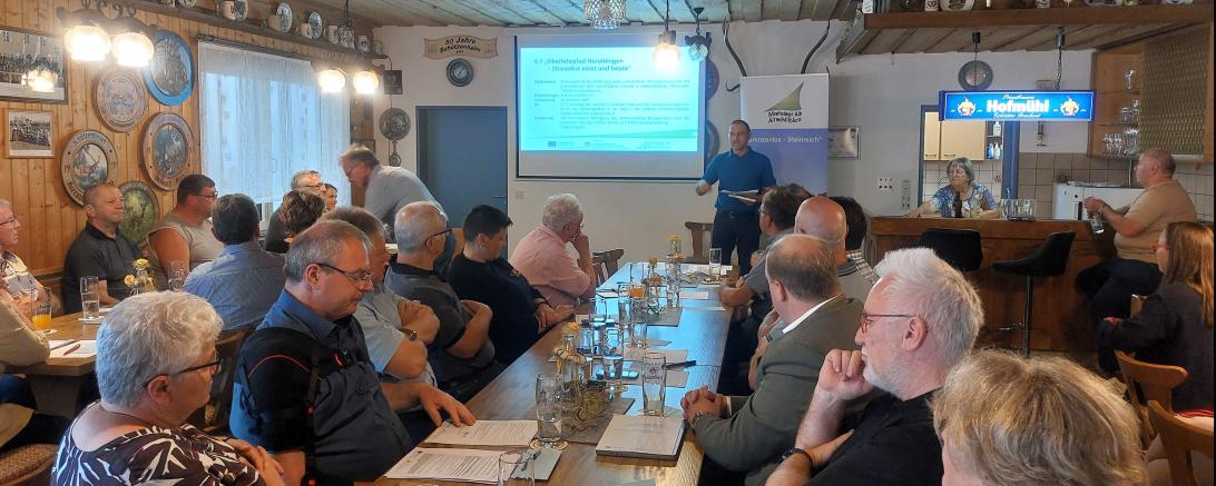 Mit ansteckender Begeisterung beschrieb Ralf Melber sein Vorhaben, die Schaffung eines Streuobst-Lehrpfades in Heroldingen. 