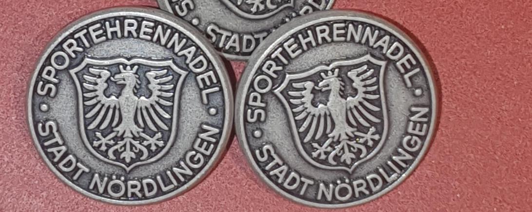 Mit der Ehrennadel der Stadt Nördlingen werden besondere Verdienste gewürdigt.