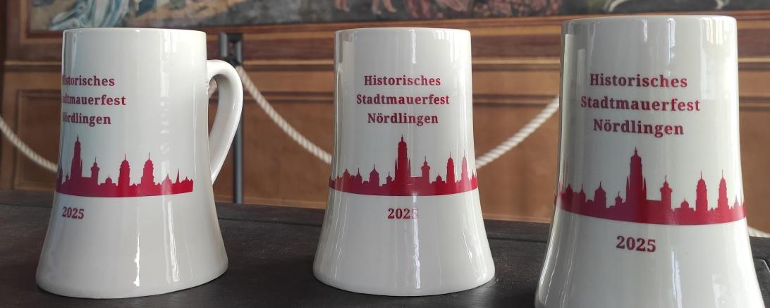  Festkrüge zum 15. Historischen Stadtmauerfest können in der Nördlinger Tourist-Information erworben werden.