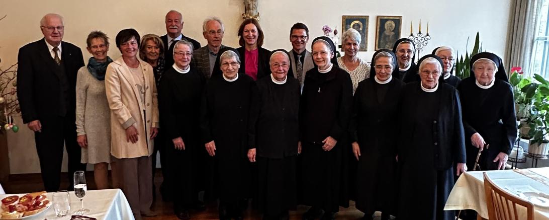 Gruppenbild im Kloster Maria Stern anlässlich der Verleihung des Ehrenbriefs der Stadt Nördlingen an Schwester Josefine Grob im April 2024.