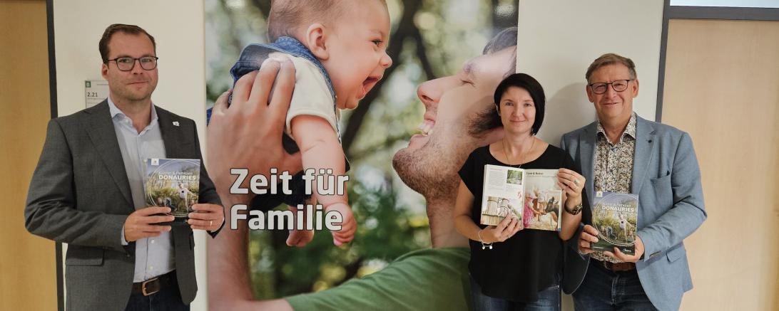 Klemens Heininger, Geschäftsführer des Ferienlands Donauries e. V., Projektmanagerin Melina Kristen und Landrat Stefan Rößle präsentieren die neue Familenbroschüre des Ferienlandes DONAURIES „Kinder & Familien“
