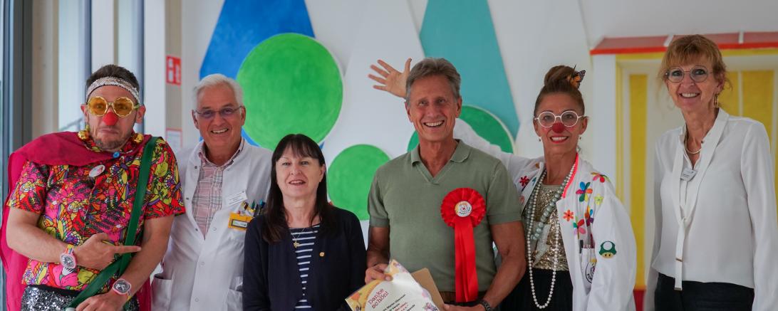 V.l.n.r.: "Dr Schlaubi" ( KlinikClowns Bayern e.V.), Dr. med Tobias Schuster (Direktor der Klinik für Kinderchirurgie), Elisabeth Makepeace (Vorständin "KlinikClowns Bayern e.V."), Martin Oberman (Vorstand von "Kinder wollen leben, spielen, lachen e.V."), "Dr. Belladonna" (KlinikClowns Bayern e.V.), Helga Friedrich (Zentrumsmanagement)
