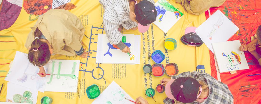 Gemeinsam mit dem „DemokraTier“ werden die Kinder kreativ.