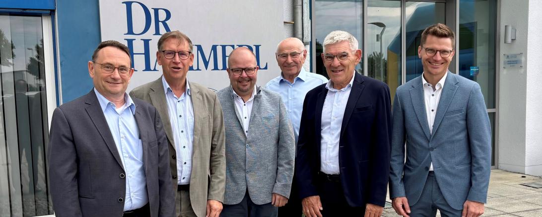 Auf dem Foto von links: Ulrich Lange (Parl. Staatssekretär BMDV), Stefan Rößle (Landrat Donau-Ries), Tobias Lang (Geschäftsführer), Willibald Götz (Gesellschafter), Dr. Siegfried Hammerl (Geschäftsführer), David Wittner (OB Nördlingen).