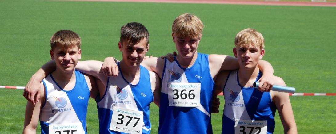 Das Bild zeigt die Schwäbischen Meister über 4x100 Meter der Mu20. 
