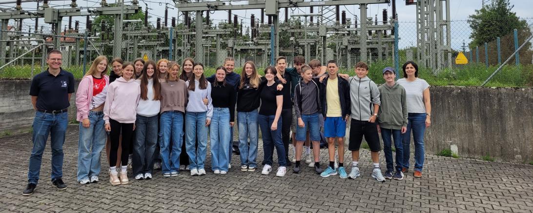 Das LEW-Partnerschulen-Programm "3malE" hat der Klasse 9a des THG Nördlingen einen spannenden Energietag am Wasserkraftwerk Meitingen ermöglicht.