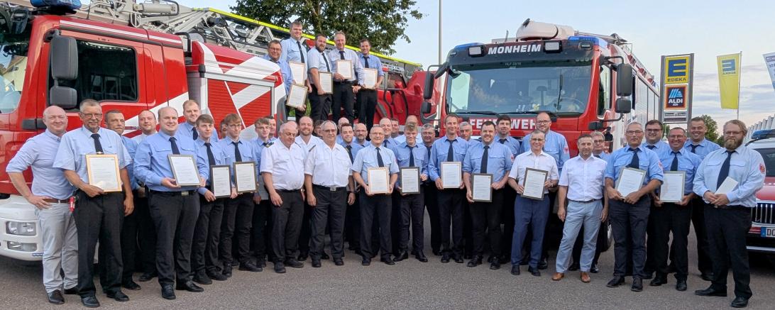 Alle Geehrten mit der „Fluthelfer-Nadel und -Urkunde“ am Abend der Feuerwehren in Monheim.