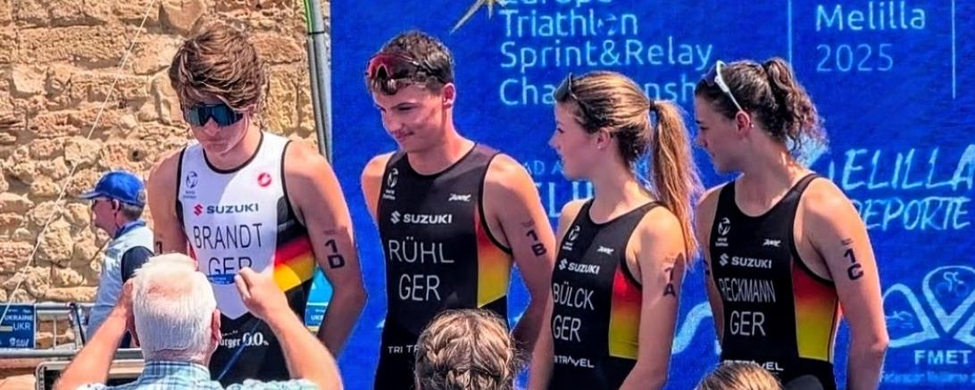 Luis Rühl (2. v.l.) mit dem deutschen Team bei der Siegerehrung der Team Relay.